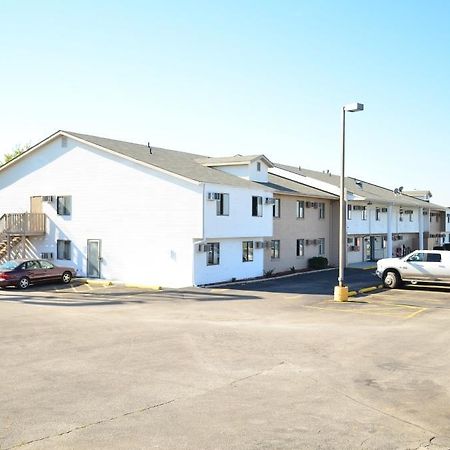 Luxury Inn & Suites Lincoln Bagian luar foto