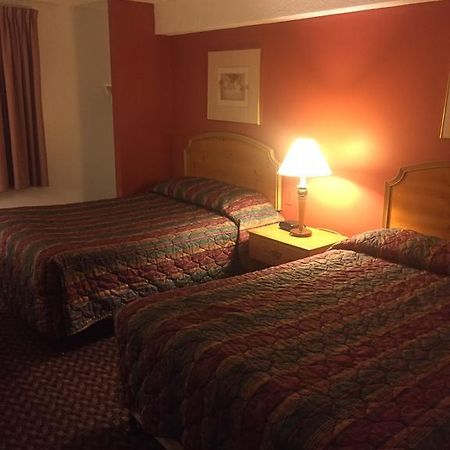 Luxury Inn & Suites Lincoln Bagian luar foto