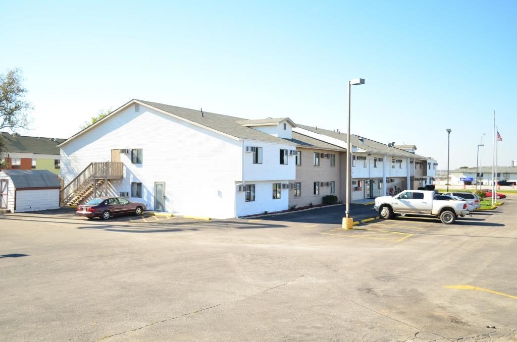 Luxury Inn & Suites Lincoln Bagian luar foto