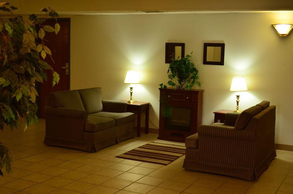 Luxury Inn & Suites Lincoln Bagian luar foto