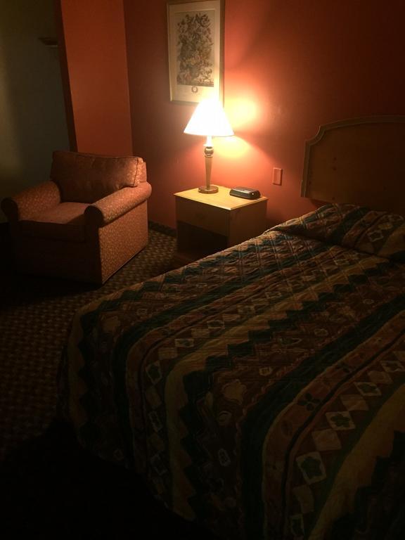 Luxury Inn & Suites Lincoln Bagian luar foto