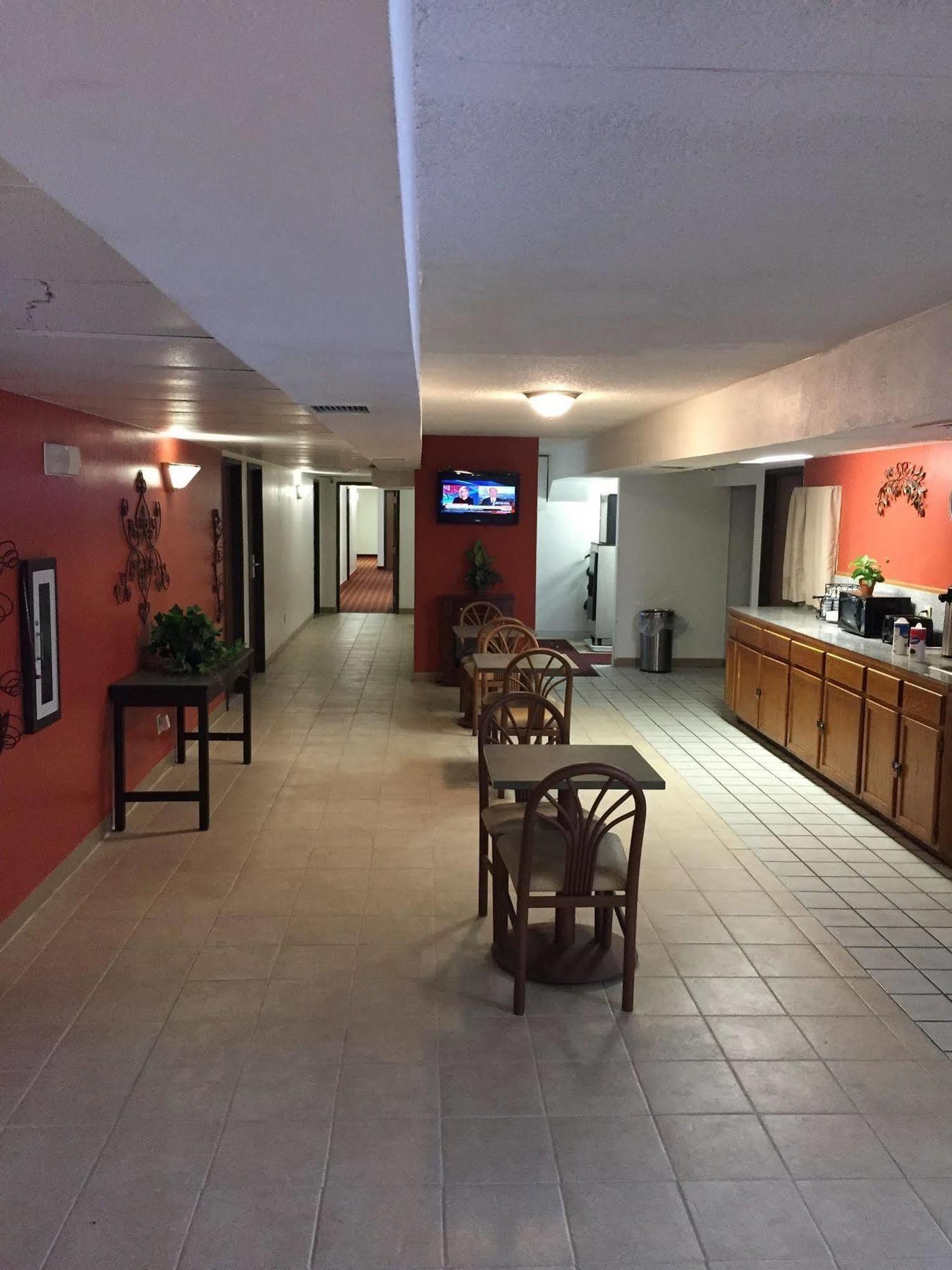 Luxury Inn & Suites Lincoln Bagian luar foto