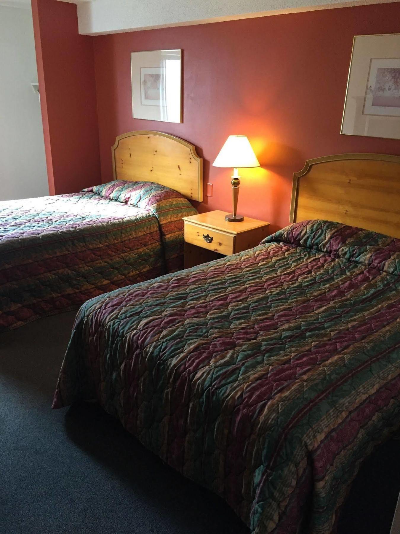 Luxury Inn & Suites Lincoln Bagian luar foto