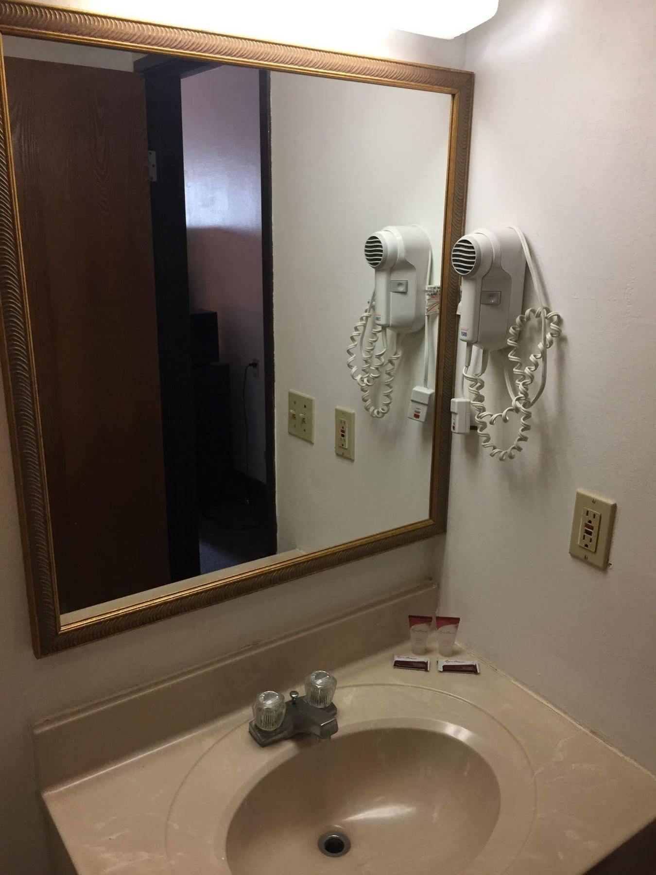 Luxury Inn & Suites Lincoln Bagian luar foto