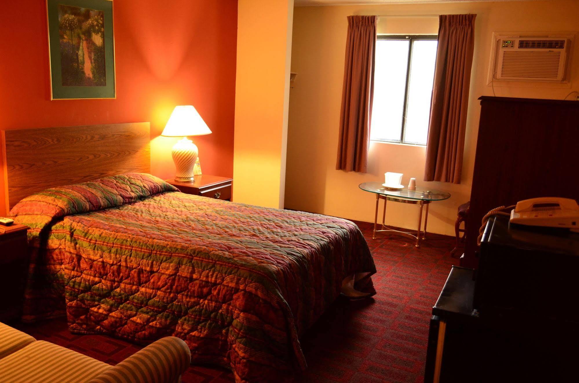 Luxury Inn & Suites Lincoln Bagian luar foto