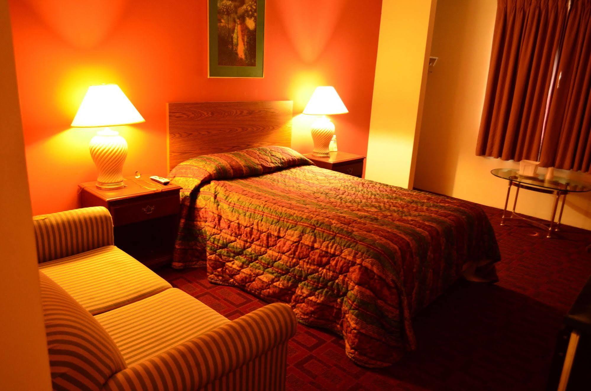 Luxury Inn & Suites Lincoln Bagian luar foto