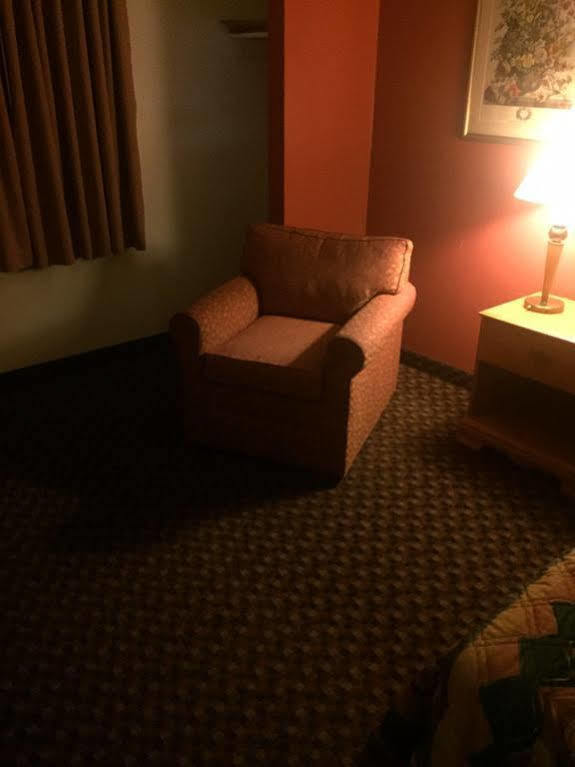 Luxury Inn & Suites Lincoln Bagian luar foto
